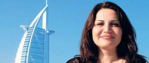Jasmin Taylor reist oft in die Arabischen Emirate. Hier sitzt sie vor dem Luxushotel Burj Al Arab in Dubai. Die gebürtige Iranerin ist Geschäftsführerin der JT Touristik mit Sitz im Berliner Westend. Die Firma ist deutscher Marktführer für Reisen nach Dubai und in die angrenzenden Emirate. Mit ihren 35 Mitarbeitern hat Taylor im vergangenen Jahr mehr als 100 Millionen Euro umgesetzt und zählte mehr als 160 000 Urlaubsgäste. Ihr Konzept: Sie stellt die Pauschalreisen erst im Moment der Buchung zusammen und kann so günstige Preise anbieten. 
