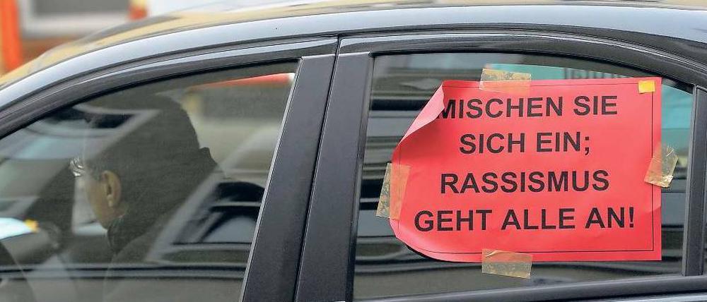 Aufbegehren gegen Rechts. Aus Protest gegen Rechtsextremismus und die rassistische Terrorgruppe NSU hatte der Türkische Bund Berlin Brandenburg kürzlich zu einem Autokorso durch Berlin aufgerufen. Rund 160 Fahrzeuge rollten von Kreuzberg zur NPD-Parteizentrale in Köpenick.