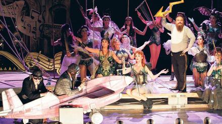 Bruchpiloten. Stefan Kurt und Cornelius Obonya (li.) im Olymp, Gustav Peter Wöhler grüßt als Jupiter (re.). Foto: Eventpress Hoensch