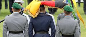 Rekruten der Bundeswehr wurden im Juli 2011 vor dem Reichstag vereidigt - zum ersten Mal waren es ausschließlich Freiwillige.