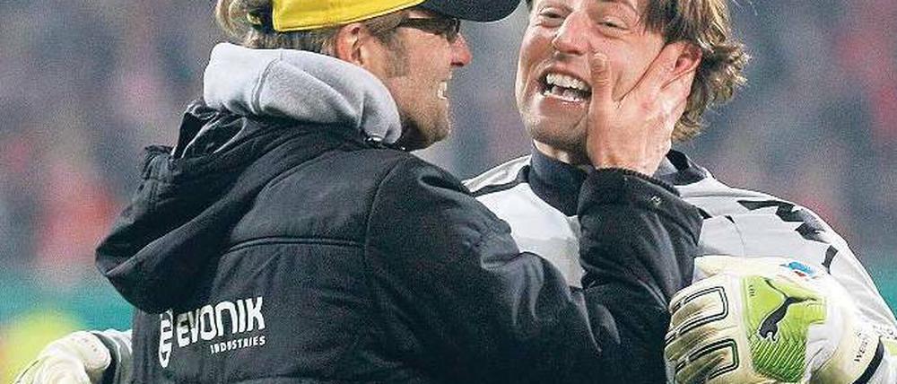 Komm her, du Held! Trainer Klopp bedankt sich bei Torwart Weidenfeller. Foto: Reuters