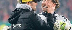 Komm her, du Held! Trainer Klopp bedankt sich bei Torwart Weidenfeller. Foto: Reuters