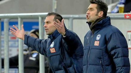 Hertha-Manager Michael Preetz (r.) gemeinsam mit Markus Babbel (l.) an der Seitelinie bei der Begegnung gegen Hoffenheim.