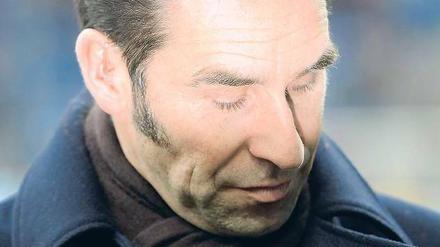 Zum Weggucken. Herthas Manager Michael Preetz steht im Zentrum des medialen Desasters, in dem sich der Verein rund um die Trennung von Markus Babbel befindet. Foto: dapd
