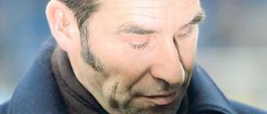 Zum Weggucken. Herthas Manager Michael Preetz steht im Zentrum des medialen Desasters, in dem sich der Verein rund um die Trennung von Markus Babbel befindet. Foto: dapd