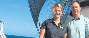 Lächeln bei ruhiger See. Die Schiffsärzte Angelika Aßmann und Heiko Bienengräber auf dem über der Brücke gelegenen Sonnendeck der „Sea Cloud“.