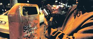 Flaschensammler in Kreuzberg. Im bundesweiten Vergleich sind in Berlin die meisten Menschen auf Hartz IV angewiesen. Foto: dapd