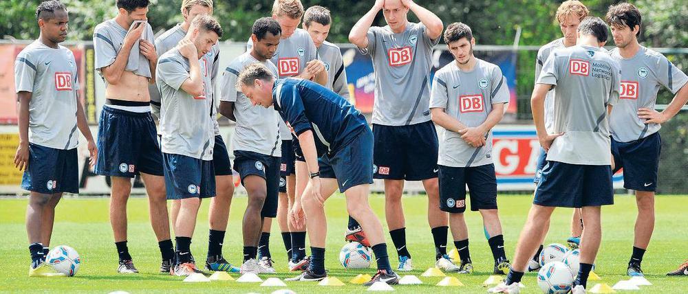 Seht her, so geht das. Rainer Widmayer (im Vordergrund) war bei Hertha schon unter Babbel der heimliche Chef auf dem Trainingsplatz. Foto: dapd