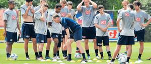 Seht her, so geht das. Rainer Widmayer (im Vordergrund) war bei Hertha schon unter Babbel der heimliche Chef auf dem Trainingsplatz. Foto: dapd