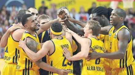Hand in Hand. Albas Basketballprofis haben derzeit sichtlich Spaß an ihrer Arbeit.