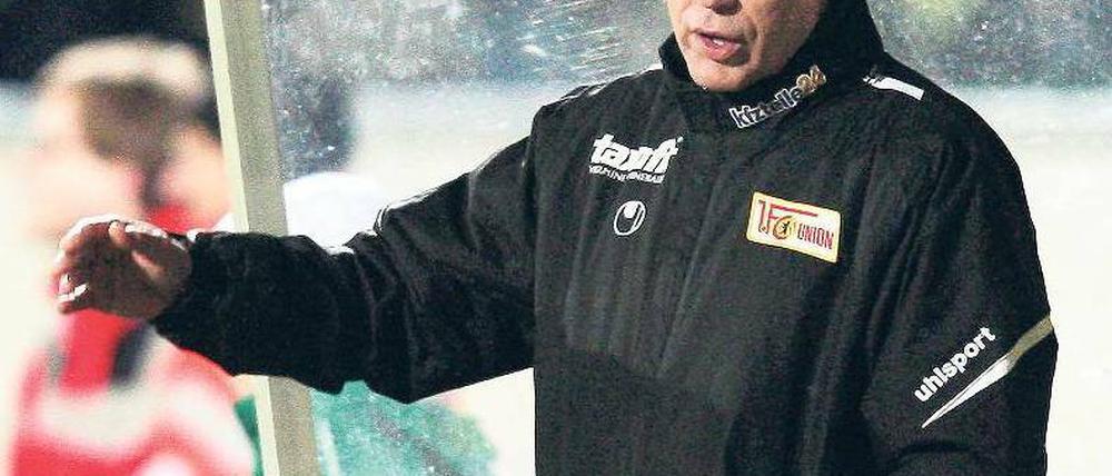 Nicht nach oben. Unions Trainer Uwe Neuhaus war in Fürth geknickt, kann aber auf eine gute Hinrunde blicken. Foto: dapd