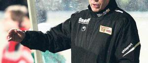 Nicht nach oben. Unions Trainer Uwe Neuhaus war in Fürth geknickt, kann aber auf eine gute Hinrunde blicken. Foto: dapd