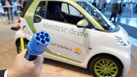Mit Steckdose und Batterie. Anlaufschwierigkeiten für letztere machen den ursprünglichen Starttermin des neuen E-Smart zunichte.
