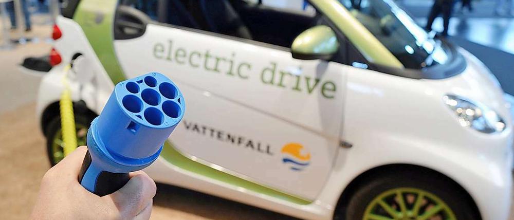 Mit Steckdose und Batterie. Anlaufschwierigkeiten für letztere machen den ursprünglichen Starttermin des neuen E-Smart zunichte.