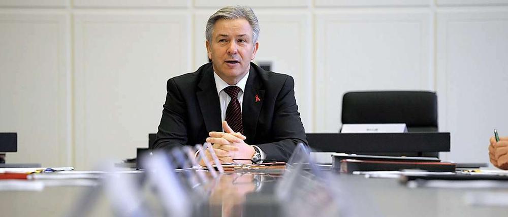 Klaus Wowereit: Aus der SPD kommt Kritik an seinem Verhalten in der Affäre um Senator Braun.