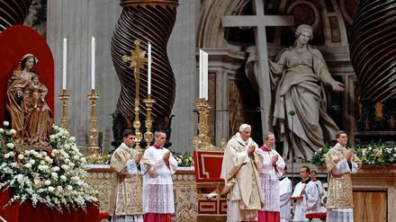 Der Papst bei der Christmette im Petersdom.
