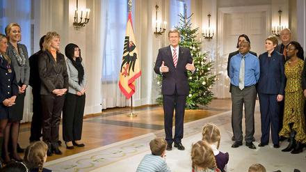 Der Bundespräsident bei der Aufzeichnung seiner Weihnachtsansprache, umringt von Zuhörern.