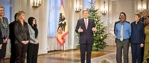 Der Bundespräsident bei der Aufzeichnung seiner Weihnachtsansprache, umringt von Zuhörern.