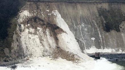 Die Unglücksstelle. Gewaltige Geröllmassen sind über den schmalen Strandstreifen ins Meer gerutscht. 