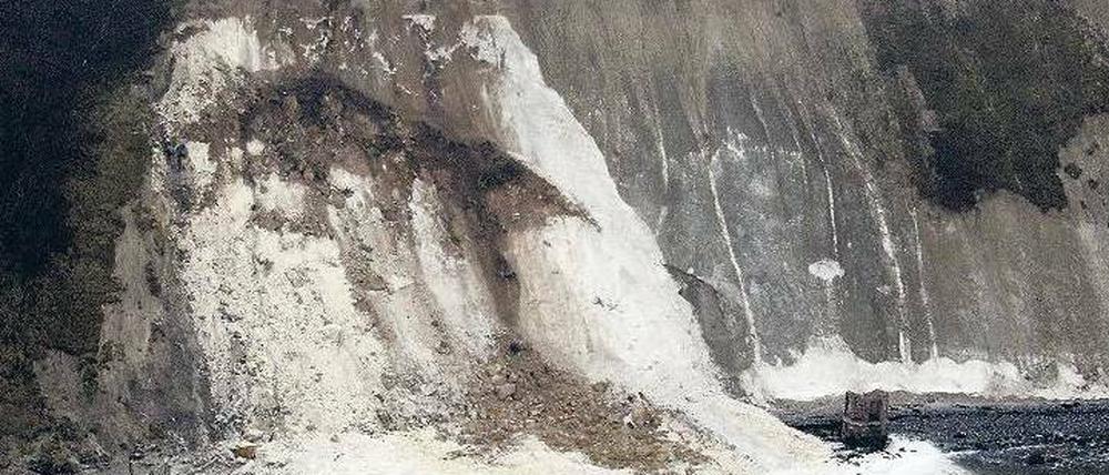Die Unglücksstelle. Gewaltige Geröllmassen sind über den schmalen Strandstreifen ins Meer gerutscht.