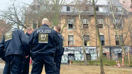 Einsatz am Mariannenplatz. Rechts vom Haupteingang des Künstlerhauses Bethanien liegt das Georg-von-Rauch-Haus, Wohnhaus und Treffpunkt einiger Berliner aus der linksalternativen Szene. Das Feuer am 25. Dezember könnte einen politischen Hintergrund haben, vermuten Nachbarn. Mehrere Menschen wurden verletzt. 