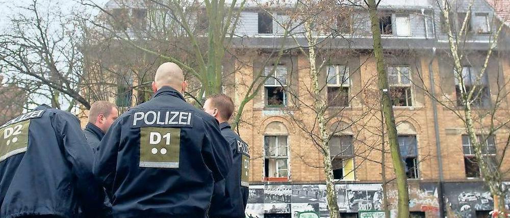 Einsatz am Mariannenplatz. Rechts vom Haupteingang des Künstlerhauses Bethanien liegt das Georg-von-Rauch-Haus, Wohnhaus und Treffpunkt einiger Berliner aus der linksalternativen Szene. Das Feuer am 25. Dezember könnte einen politischen Hintergrund haben, vermuten Nachbarn. Mehrere Menschen wurden verletzt.