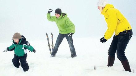 Spaß im Schnee. Eric Frenzel mit Freundin und Kind.