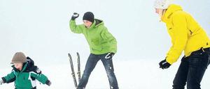 Spaß im Schnee. Eric Frenzel mit Freundin und Kind.