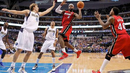Viel zu schnell. Miamis Superstar LeBron James (mit Ball) zieht zum Auftakt der NBA-Saison locker an den Dallas Mavericks mit Dirk Nowitzki (l. ) vorbei.