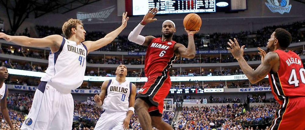 Viel zu schnell. Miamis Superstar LeBron James (mit Ball) zieht zum Auftakt der NBA-Saison locker an den Dallas Mavericks mit Dirk Nowitzki (l. ) vorbei.