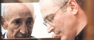 Auf der Anklagebank: Das Urteil gegen den inhaftierten Ölkonzernchef Michail Chodorkowski (rechts mit einem Anwalt im Gericht im Mai 2011) war einem Gutachten für den Staatspräsidenten zufolge voller Fehler und beruht auf einem Justizirrtum. Foto: Denis Sinjakow/rtr