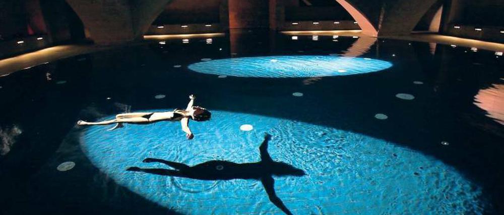 Bloß keinen Stress. Ganz entspannt ins neue Jahr, im Ohm-Klangbecken des Kreuzberger Liquidroms kann man sich bei 34 Grad Wassertemperatur treiben lassen. Foto: dpa/Rainer Jensen
