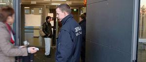 Wachschützer an Schultüren kann sich Neukölln nicht mehr leisten.