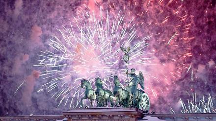 Bei der Silvesterfeier am Brandenburger Tor sind professionelle Pyrotechniker am Werk. Ab 31. Dezember 18 Uhr darf jeder seine Raketen zünden.