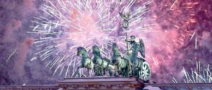 Bei der Silvesterfeier am Brandenburger Tor sind professionelle Pyrotechniker am Werk. Ab 31. Dezember 18 Uhr darf jeder seine Raketen zünden.