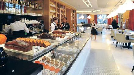 Das Romanische Café ist täglich geöffnet von 7 bis 23 Uhr, und im Sommer werden Tische und Stühle auf die Terrasse gestellt. 