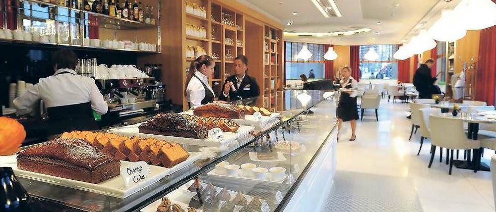 Das Romanische Café ist täglich geöffnet von 7 bis 23 Uhr, und im Sommer werden Tische und Stühle auf die Terrasse gestellt.