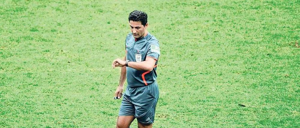 Wie lange geht das noch so weiter? Im öffentlichen Ansehen stehen Babak Rafati und seine Schiedsrichterkollegen knapp vor Polizisten und Lehrern.