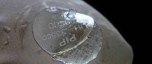 Ein geöffnetes Brustimplantat des französischen Unternehmens PIP. Auch in Berlin sind Frauen von den minderwertigen Silikonimplantaten betroffen.