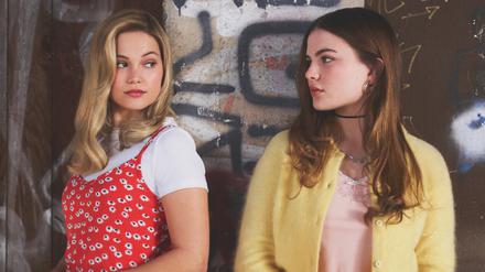 Jeanette Turner (Chiara Aurelia, rechts) möchte gerne so hübsch und begehrt sein wie Kate Wallis (Olivia Holt).  