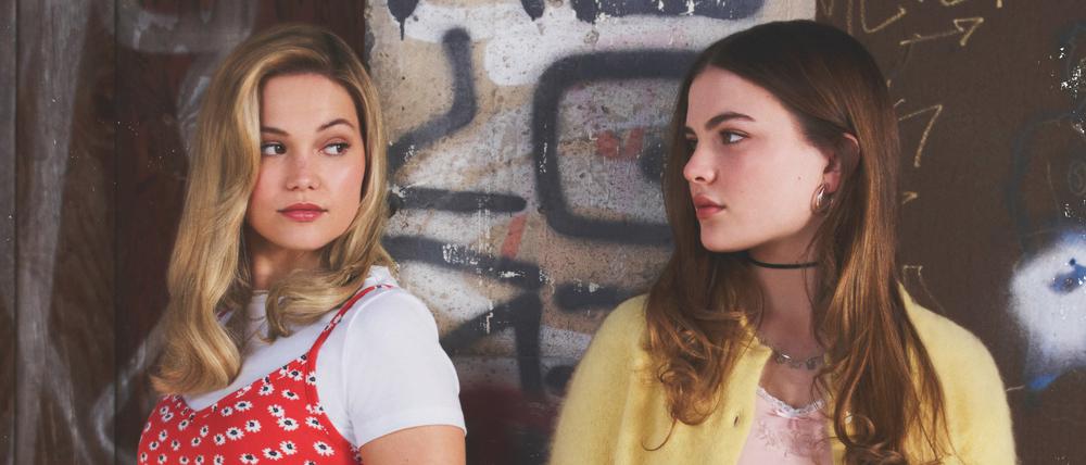 Jeanette Turner (Chiara Aurelia, rechts) möchte gerne so hübsch und begehrt sein wie Kate Wallis (Olivia Holt).