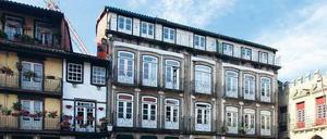 Noch sind diese Orte für die meisten Europäer weiße Flecke auf der Landkarte. Links die Altstadt von Maribor, rechts die von Guimaraes. Fotos: dpa