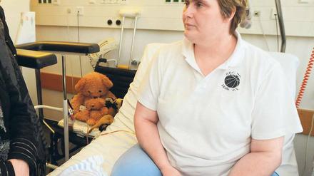 Gehandicapt. Ilke Wyludda im Krankenhaus, nachdem ihr das rechte Bein amputiert wurde. Foto: Andreas Löffler