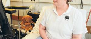 Gehandicapt. Ilke Wyludda im Krankenhaus, nachdem ihr das rechte Bein amputiert wurde. Foto: Andreas Löffler