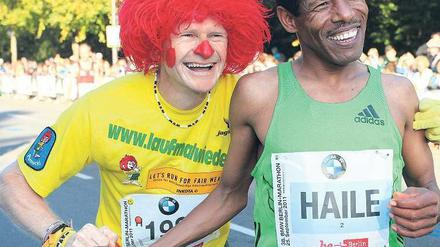 Ja Servus, habe die Ehre. Dietmar Mücke mit Haile Gebrselassie beim Start zum Berlin-Marathon 2011. Foto: dpa