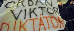 "Viktor Orban ist ein Diktator" - Demonstranten wehren sich gegen das autoritäre Regime des ungarischen Ministerpräsidenten.