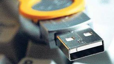 Komplizierte Regel: Einige Bundesbehörden verbieten es ihren Angestellten, elektronische Geräte anzunehmen. Dazu zählen auch USB-Sticks, die beliebte Werbegeschenke sind. Foto: dpa