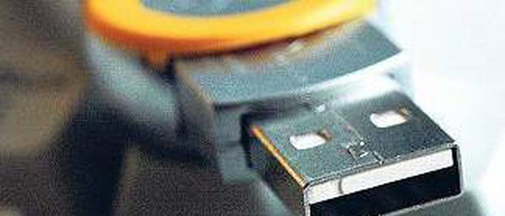 Komplizierte Regel: Einige Bundesbehörden verbieten es ihren Angestellten, elektronische Geräte anzunehmen. Dazu zählen auch USB-Sticks, die beliebte Werbegeschenke sind. Foto: dpa