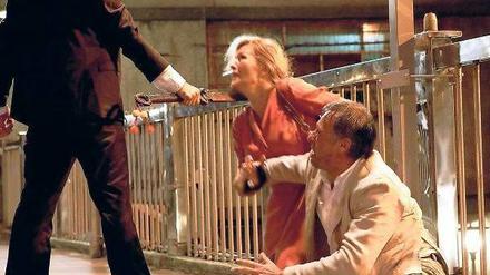 Showdown im Reich der Mitte: Brigitta Roslin (Suzanne von Borsody) und ihr Mann Staffan (Michael Nyqvist) sind die Letzten auf der Liste des Killers. Foto: Degeto