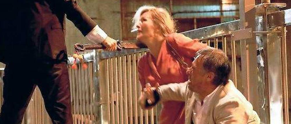 Showdown im Reich der Mitte: Brigitta Roslin (Suzanne von Borsody) und ihr Mann Staffan (Michael Nyqvist) sind die Letzten auf der Liste des Killers. Foto: Degeto